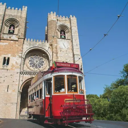 Sunny Lisbon Gem דירה